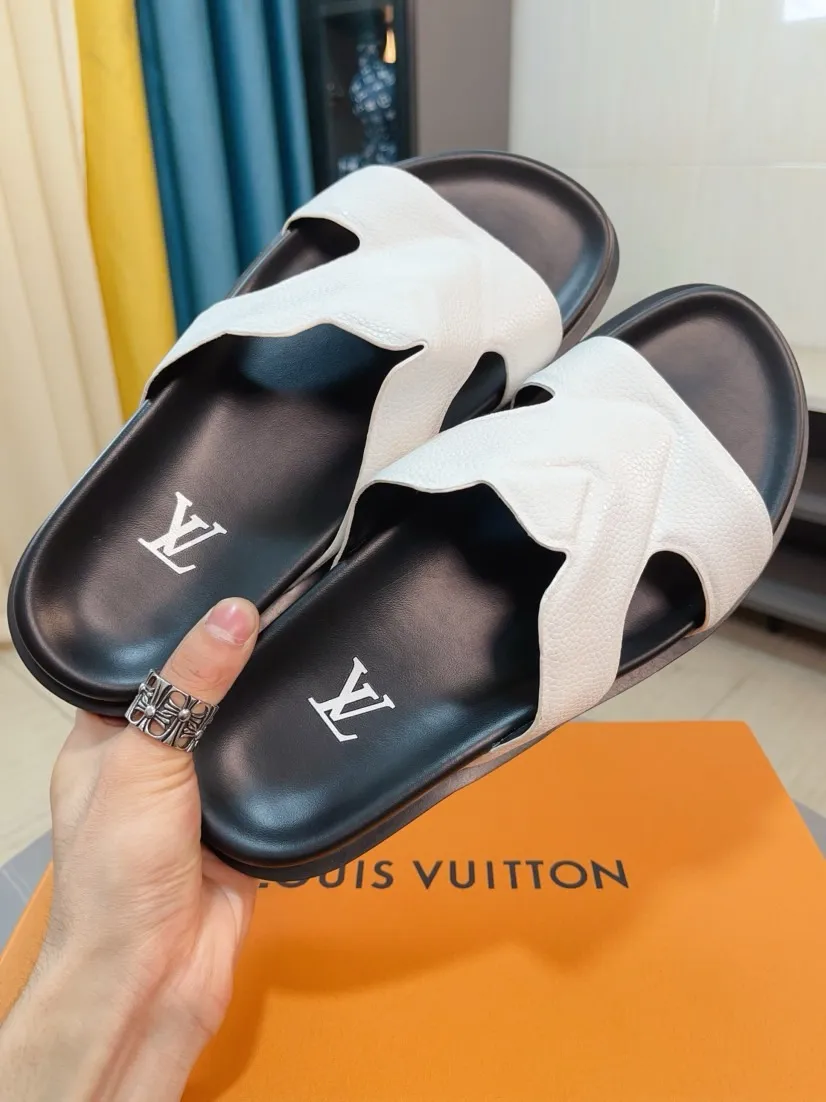 Men's shoes💰300🌹🌹【LV】Multi-color new men's slippers, original top-quality version, original special cowhide with pebbled embossing➕sheepskin on the inner and side, non-slip combination sole, more stable walking, more comfortable and lightweight, high-end and generous, size: 38~44